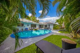 Modern Villa with Pool 𝙗𝙮 𝙎𝙏𝘼𝙔-𝙏𝙊𝘿𝘼𝙔 | Captain's Villa