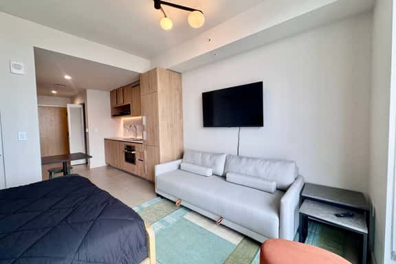 Luxe & Chic Getaway in the Heart of Miami - Image 1