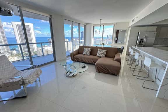 Coastal Sky Suite | 3BR/3BA, Water Views & Balcony - Image 1