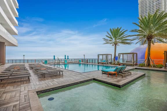High Ceiling Condo  𝙗𝙮 𝙎𝙏𝘼𝙔-𝙏𝙊𝘿𝘼𝙔 | Lyfe resort