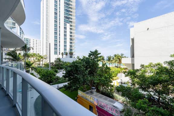 High Ceiling Condo  𝙗𝙮 𝙎𝙏𝘼𝙔-𝙏𝙊𝘿𝘼𝙔 | Lyfe resort