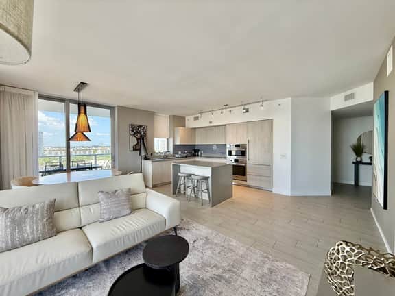 Luxury Beachside Condo 𝙗𝙮 𝙎𝙏𝘼𝙔-𝙏𝙊𝘿𝘼𝙔 | Hyde Beach House