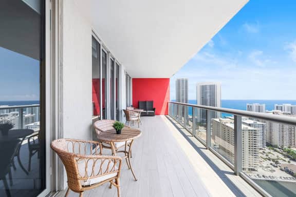 Waterfront Luxury 𝙗𝙮 𝙎𝙏𝘼𝙔-𝙏𝙊𝘿𝘼𝙔 | Beachwalk Penthouse