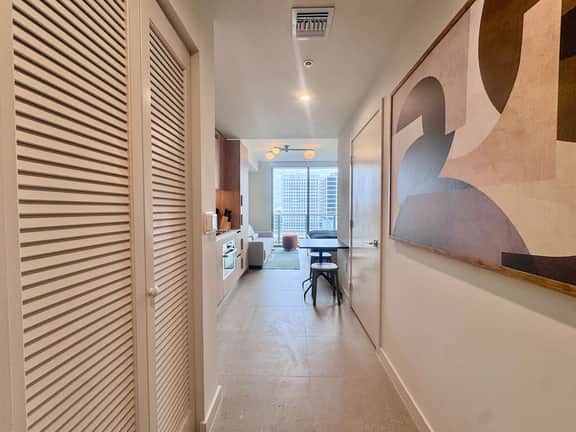 Explore Heart of Miami 𝙗𝙮 𝙎𝙏𝘼𝙔-𝙏𝙊𝘿𝘼𝙔 | Crosby Downtown