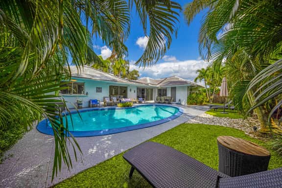 Modern Villa with Pool 𝙗𝙮 𝙎𝙏𝘼𝙔-𝙏𝙊𝘿𝘼𝙔 | Captain's Villa