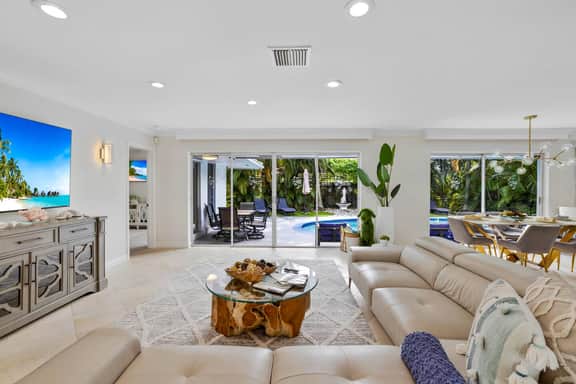 Modern Villa with Pool 𝙗𝙮 𝙎𝙏𝘼𝙔-𝙏𝙊𝘿𝘼𝙔 | Captain's Villa