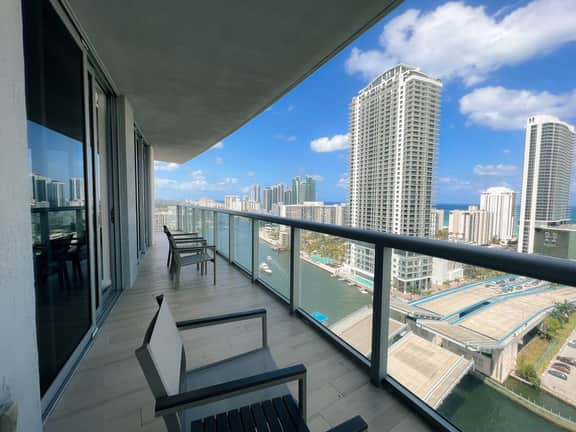3BR Sky Suite | Ocean Views, Balcony & Pools - Image 3