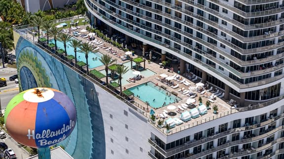 Spacious Coastal Retreat 𝙗𝙮 𝙎𝙏𝘼𝙔 𝙏𝙊𝘿𝘼𝙔 | Lyfe Resort - Image 1